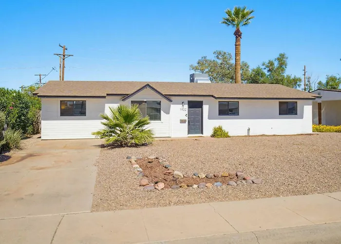 Modern Comphy In With Pool