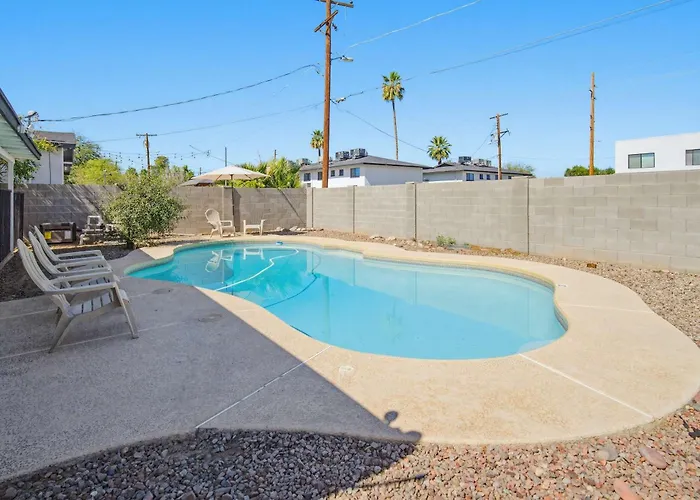 Modern Comphy In With Pool
