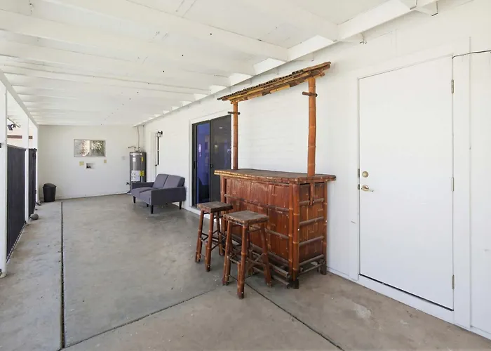 Modern Comphy In With Pool